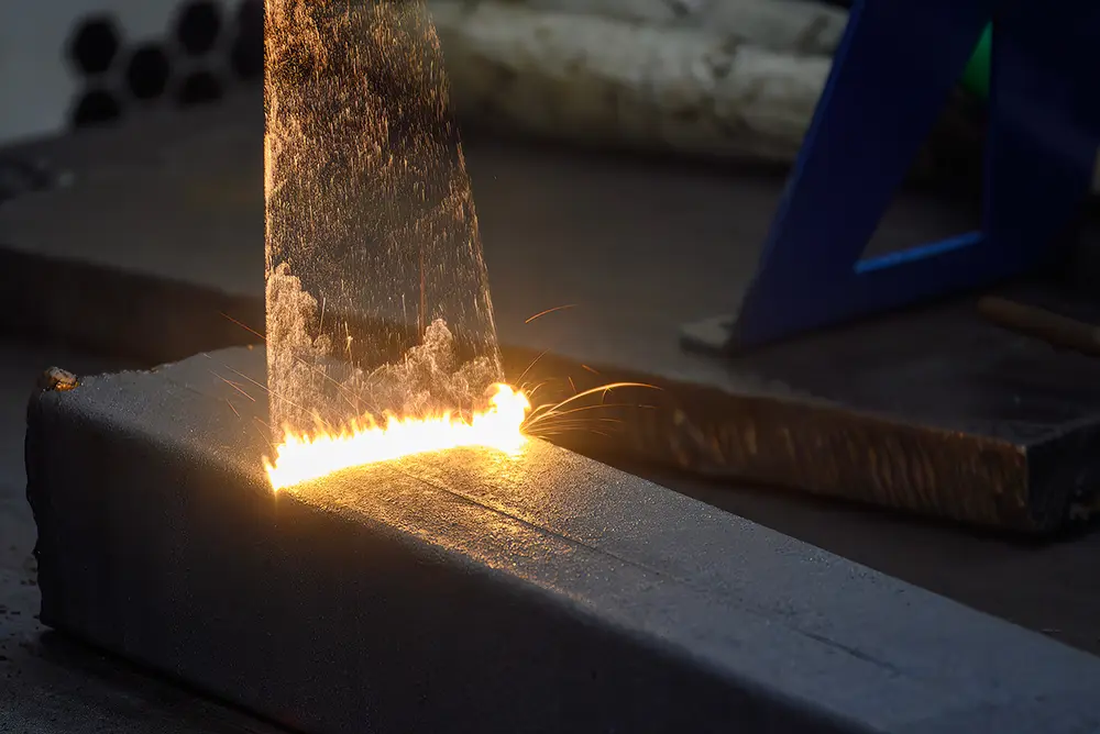 Nahaufnahme des Rostreinigungsprozesses mit einer tragbaren Laser-Reinigungsmaschine.